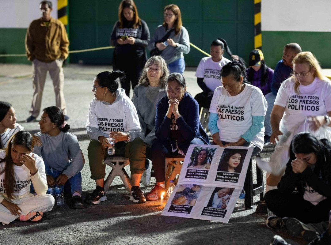 Diario Frontera, Frontera Digital,  Nacionales, ,Fotografía que muestra a personas participando en una vigilia frente a la Zona 7 de la Policía Nacional Bolivariana (CPNB), en Caracas (Venezuela). | Foto: EFE/ Ronald Peña R,Foro Penal reporta nuevas excarcelaciones de presos políticos durante este domingo