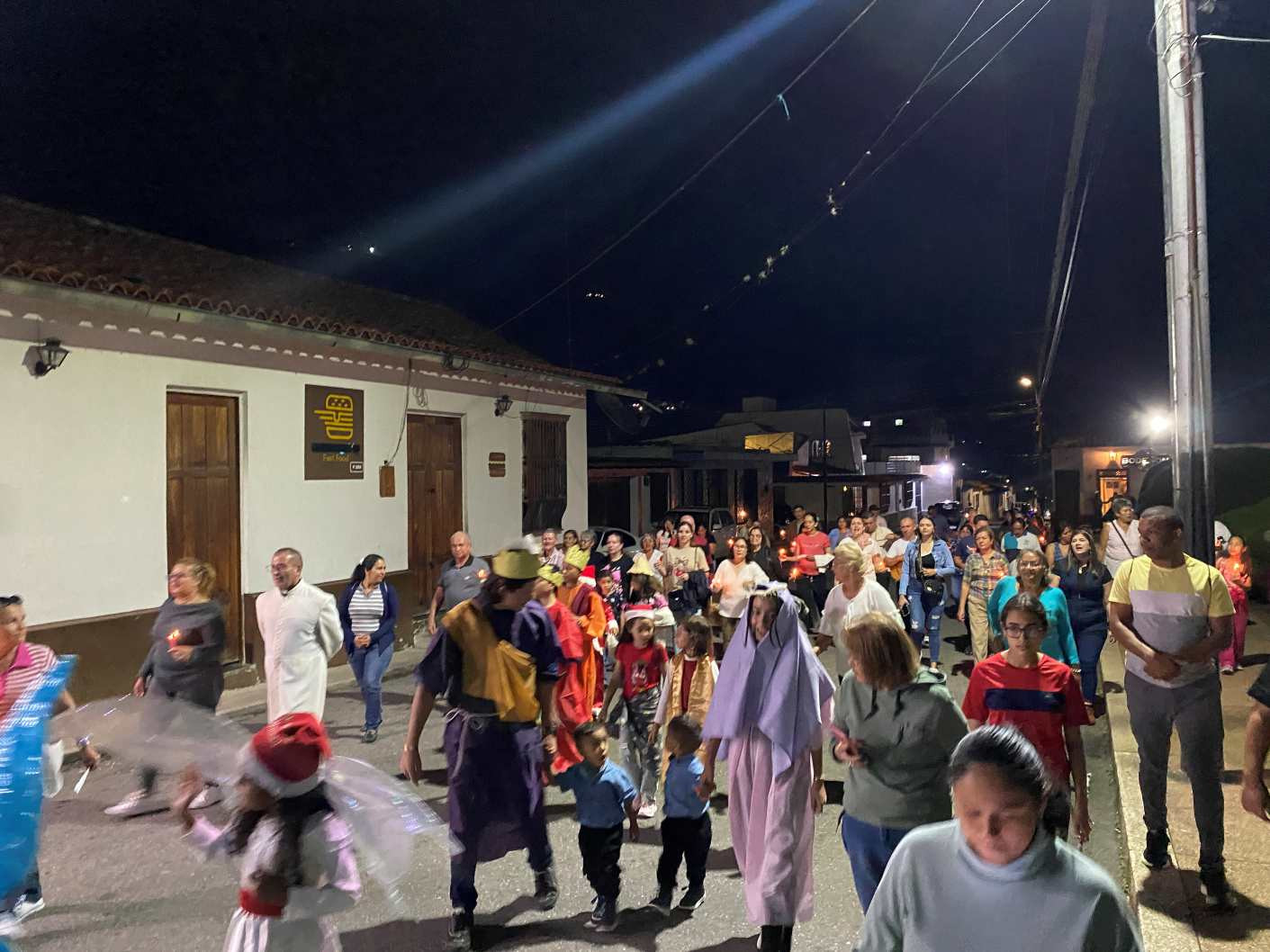 Diario Frontera, Frontera Digital,  Regionales, ,La Paradura de la familia Rujano Sánchez no solo recorre los espacios de su hogar, sino que sale al encuentro de los vecinos recorriendo las calles de Zea,Medio siglo de fe en Zea: La familia Rujano Sánchez 
celebra 50 años de tradición con su Paradura del Niño