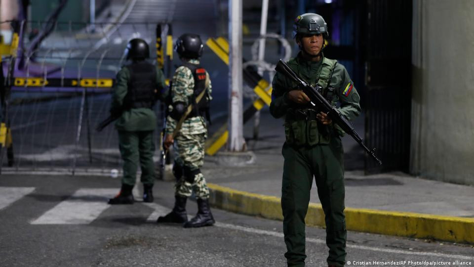 Diario Frontera, Frontera Digital,  Nacionales, ,Soldados venezolanos en una de los accesos al Palacio de Miraflores tras escucharse explosiones.Imagen: Cristian Hernandez/AP Photo/dpa/picture alliance,Venezuela denuncia "gravísima agresión militar" de Estados Unidos