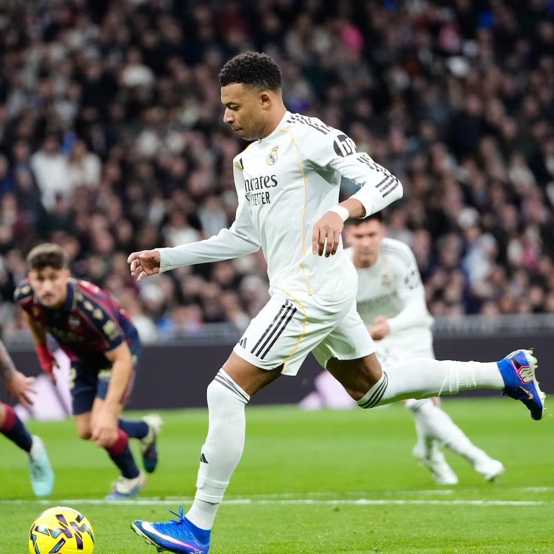 Diario Frontera, Frontera Digital,  Deportes, ,El Madrid gana 2-0 al Levante en una tarde de pitos para Vini, Valverde y Bellingham