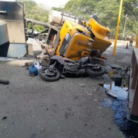 Diario Frontera, Frontera Digital,  Sucesos, ,Vuelco de gandola dejó destrozos en alcabala de Agua Viva