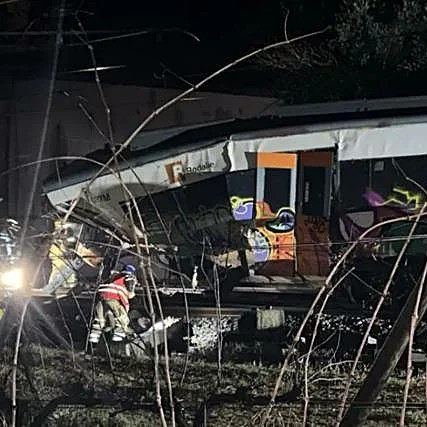 Diario Frontera, Frontera Digital,  Internacionales, ,Muere una persona al desplomarse un muro 
sobre un tren de Rodalies en Barcelona a causa del temporal