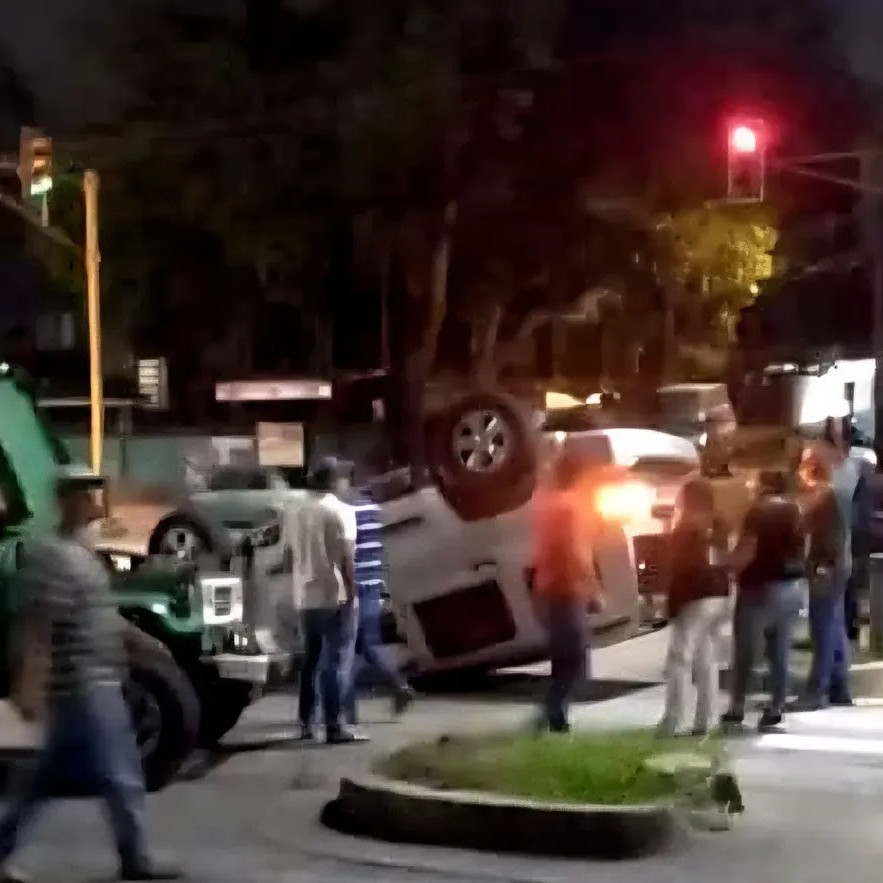 Diario Frontera, Frontera Digital,  Sucesos, ,Aparatoso choque y volcamiento en la Av. Andrés Bello de Mérida