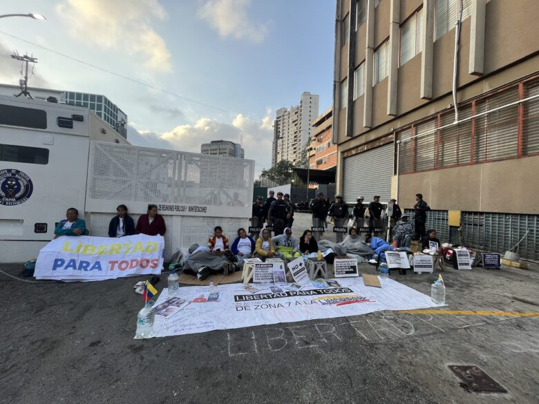 Diario Frontera, Frontera Digital,  Nacionales, ,Familiares encadenados en Zona 7 exigen que Jorge Rodríguez cumpla su promesa de libertad a presos políticos
