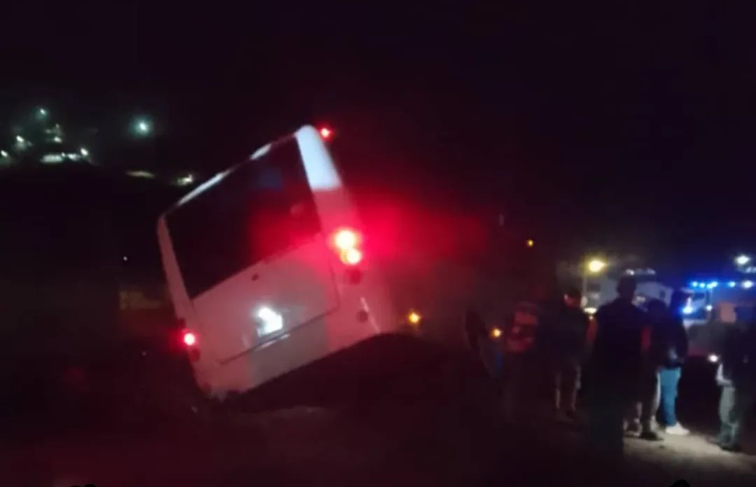 Diario Frontera, Frontera Digital,  Sucesos, ,Unidad de transporte quedó al borde del abismo en Mucurubá