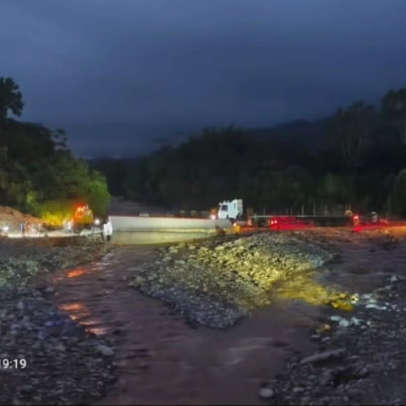 Diario Frontera, Frontera Digital,  El Vigía Panamericana, ,Gandola cargada de carne vuelca al intentar cruzar el río Arenoso