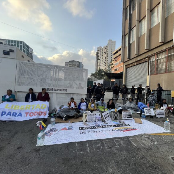 Diario Frontera, Frontera Digital,  Nacionales, ,Familiares encadenados en Zona 7 exigen que Jorge Rodríguez cumpla su promesa de libertad a presos políticos