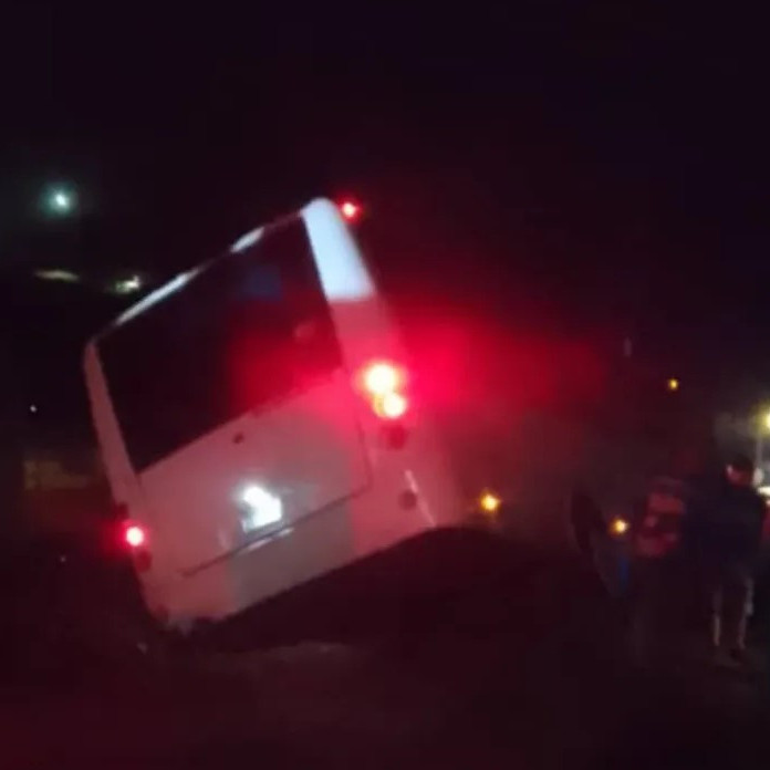 Diario Frontera, Frontera Digital,  Sucesos, ,Unidad de transporte quedó al borde del abismo en Mucurubá