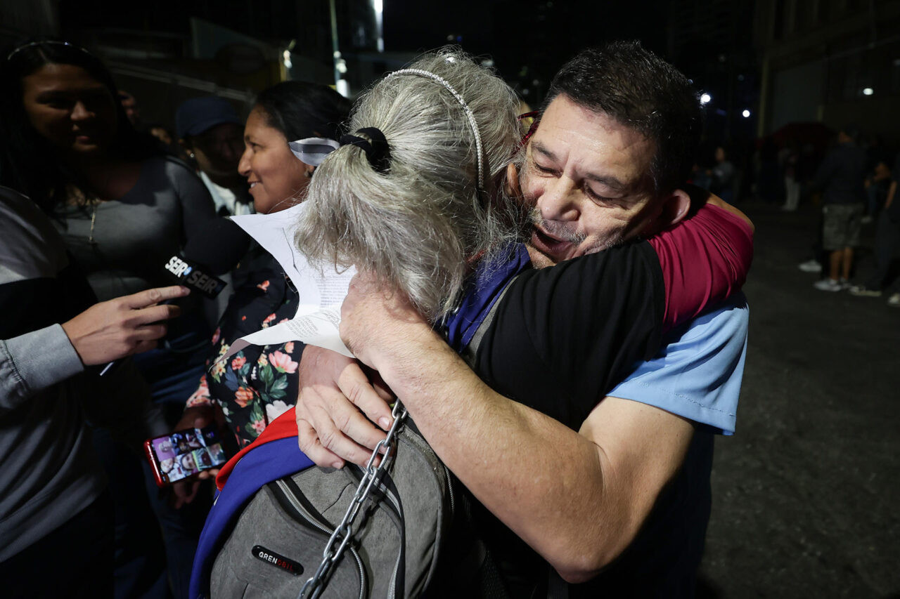Diario Frontera, Frontera Digital,  Nacionales, ,Frankiln Parra (c-d) reacciona este sábado, al ser liberado del centro penitenciario de la Policía Nacional Bolivariana (PNB) conocido como zona 7, en Caracas (Venezuela). EFE/ Ronald Peña R,Foro Penal contabiliza 670 excarcelaciones de presos políticos desde el 8 de enero