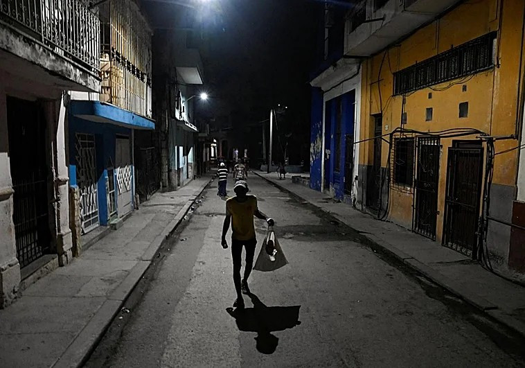 Diario Frontera, Frontera Digital,  Internacionales, ,El 60% de la isla de Cuba está sumido en las tinieblas de los apagones. (REUTERS),El castrismo agoniza en una Cuba entre tinieblas