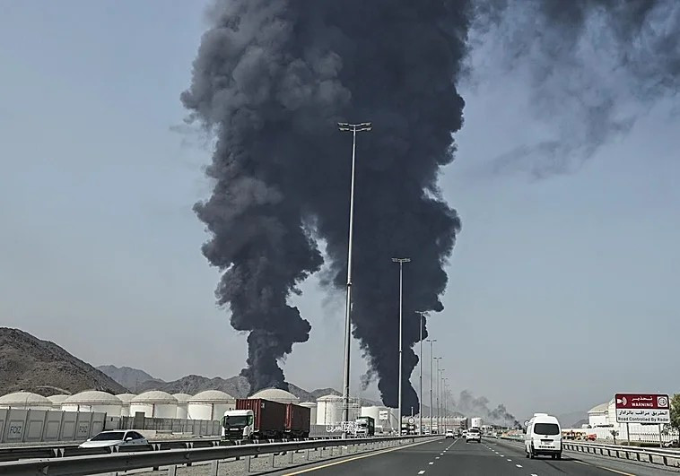 Diario Frontera, Frontera Digital,  Internacionales, ,Irán atacó los depósitos de petróleo de Fuyaira, en Emiratos Árabes Unidos, en represalia por el bombardeo de la isla de Jark. (AFP) Estados Unidos cree que el nuevo líder supremo iraní está herido y «probablemente desfigurado» tras los ataques  Sigue en directo la guerra de Irán y la última hora de los ataques de Estados Unidos e Israel  Mikel Ayestaran Mikel Ayestaran  Enviado especial a Beirut  14/03/2026 Actualizado a las 21:39h.  La guerra contra Irán entra en su tercera semana convertida en la guerra del petróleo. Donald Trump recordó su pasado al frente de casinos como el Trump Marina o el Trump Taj Mahal y apostó fuerte por un pulso energético con Irán. A primera hora de este sábado, el presidente estadounidense anunció en su red social que las fuerzas de su país «aniquilaron» objetivos militares en la isla de Jark, clave para la exportación de crudo iraní, y amenazó con «borrar del mapa» su infraestructura petrolera si Teherán mantiene su desafío de bloquear el paso de buques cargueros por el estrecho de Ormuz, por donde circula el 20 por ciento del petróleo mundial.  El presidente estadounidense no tiene claro que su órdago pueda funcionar, como tampoco funcionaron sus casinos. Este sábado anunció en su red social que «muchos países, especialmente aquellos afectados por el intento de cierre de Ormuz por parte de Irán, van a mandar buques de guerra, de manera conjunta con EE.UU., para mantener el estrecho abierto y seguro».    No dio detalles sobre cuáles son esos países ni en qué consisten esos planes de envío de barcos de guerra. En el mismo mensaje, añadió: «Esperemos que China, Francia, Japón, Corea del Sur, el Reino Unido y otros países afectados por esta restricción artificial envíen barcos a la zona para que el estrecho de Ormuz deje de ser una amenaza por parte de una nación que ha sido totalmente decapitada». De momento ningún país parece dispuesto a dar ese paso y meter a sus tropas en el avispero provocado por Trump y Benjamin Netanyahu en Irán, que ha provocado una subida del precio del petróleo de más de un 40 por ciento.  Noticia relacionada  Trump purgó a la cúpula militar que le había recomendado no atacar Irán Trump purgó a la cúpula militar que le había recomendado no atacar Irán  David Alandete Los iraníes aceptaron la apuesta, mantuvieron un día más el control del tráfico marítimo y la Guardia Revolucionaria afirmó que su respuesta consistirá en convertir los activos de Estados Unidos en la región en «un montón de cenizas». Su ministro de Exteriores, Abbas Araghchi, insistió en la misma idea y anunció que «si se atacan instalaciones iraníes, nuestras fuerzas golpearán instalaciones de empresas estadounidenses en la región o de compañías en las que Estados Unidos tenga participación». El primer objetivo fue el puerto de Fuyaira, el más importante de Emiratos Árabes Unidos, que tuvo que suspender su actividad debido a un ataque con drones.  Trump hizo mundialmente famosa a Jark, una pequeña isla situada a unos 30 kilómetros de la costa iraní, que es la terminal desde la que sale el 90 por ciento de las exportaciones petroleras de la república islámica. «Por razones de decencia he decidido NO destruir la infraestructura petrolera de la isla», escribió Trump en sus redes. Según la agencia iraní Fars, se escucharon más de quince explosiones en la isla y fueron alcanzadas defensas aéreas, una base naval y algunas instalaciones aeroportuarias.  Pese al ataque, Irán pudo seguir exportando petróleo, una actividad clave para su maltrecha economía y países compradores de su crudo como China. 'The Wall Street Journal' reveló que el régimen islámico está incluso exportando más barriles que antes de la guerra porque controla 'de facto' el tráfico en el estrecho y deja pasar principalmente a sus propios petroleros mientras otros productores del Golfo tienen enormes dificultades para exportar.  Guerra asimétrica Ante la superioridad militar del enemigo, Teherán apuesta por una guerra asimétrica en la que Ormuz es pieza clave, tal y como alertaron todos los expertos y analistas cuando sonaban con fuerza los tambores de guerra en la Casa Blanca. Trump insistió en que «hemos destruido el 100 por ciento de la capacidad militar de Irán, pero para ellos es fácil enviar uno o dos drones, colocar una mina o lanzar un misil de corto alcance en algún punto de esta vía marítima, o dentro de ella, por muy derrotados que estén». El presidente ofrece cada día versiones contradictorias de la marcha de una guerra en la que la información sobre el estado de las cosas fluye entre la censura militar de Estados Unidos e Israel y la propaganda iraní, lo que no ayuda a tranquilizar a los mercados, todo lo contrario.  Ormuz no está cerrado, pero solo pasan los barcos que autoriza Irán. En las últimas 24 horas, varios buques indios cruzaron con seguridad, según informó el embajador iraní en India, Mohammad Fathali. Las autoridades de Nueva Delhi confirmaron que fueron dos navíos que transportaban gas licuado. Su apertura se ha convertido en la nueva obsesión de la Casa Blanca, no de su aliado Israel, y se plantean escenarios como el envío de barcos militares para escoltar a los petroleros o el despliegue de 2.500 marines estadounidenses, que ya estaría camino de la zona según varios medios estadounidenses. El problema es que es imposible garantizar la seguridad total del trayecto sin lograr antes un acuerdo con Teherán.  Ormuz no está cerrado, pero solo pasan los barcos que autoriza Irán. En las últimas 24 horas, varios buques indios cruzaron con seguridad  Ese despliegue de marines ya está en marcha, después de que el Pentágono anunciara en la víspera el envío de un grupo de combate anfibio, liderado por el buque USS Trípoli, con un total de cerca de 5.000 soldados, incluidos esos marines, que pertenecen a la 31ª Unidad Expedicionaria del Cuerpo de Marines. Hasta ahora, al igual que ha pasado con otro grupo de ataque —el del portaaviones USS Abraham Lincoln— estaban en el Pacífico, informa Javier Ansorena, corresponsal en Nueva York.  Una de las opciones militares que algunos analistas han defendido en EE.UU. es la posibilidad de la toma de control de la isla de Jark a través de una invasión. En esa hipótesis, para la que no hay planes confirmados por el momento, el bombardeo de las instalaciones militares en la isla sería el paso previo. Y este último refuerzo militar sería útil para la materialización del plan: el Cuerpo de Marines está especializado en este tipo de operaciones anfibias.  Los países del Golfo denuncian cada día los ataques de Irán, pero no se suman a la guerra. El presidente del Parlamento iraní, Mohammad Bagher Ghalibaf, les recordó a sus vecinos que las bases estadounidenses «no protegen a nadie, son una amenaza» y acusó a Washington de priorizar a Israel sobre sus aliados regionales. Según Ghalibaf, Trump «sacrifica a todos por Israel y no se preocupa por nadie más».  Washington ha enviado un buque de guerra anfibio, el USS Trípoli, porque una de sus opciones es invadir la isla de Jark para controlar Ormuz  Irán volvió a lanzar misiles a Israel, al menos tres personas resultaron heridas y millones de israelíes vivieron un nuevo día de sirenas y carreras a los refugios. El ministro de Defensa, Israel Katz, confesó que la guerra contra la república islámica entra en su «fase decisiva» y adelantó que durará «todo el tiempo que sea necesario».  Después de dos semanas, más de 2.000 personas han muerto, la gran mayoría en Irán y el Líbano, y millones han sido desplazadas en distintos países de Oriente Medio. Juntó a Irán, el Líbano se ha convertido en el principal campo de batalla tras la entrada en combate de Hizbolá.  Ante el resurgir de la milicia chií, que cada día lanza cohetes y drones, el portal 'Axios' recogió los planes israelíes para lanzar una «invasión terrestre masiva» del sur de Líbano. «Vamos a hacer lo mismo que hicimos en Gaza», declaró a este medio un alto funcionario israelí, para quien «el objetivo es tomar territorio, empujar a las fuerzas de Hizbolá hacia el norte y alejarlas de la frontera, y desmantelar sus posiciones militares y depósitos de armas en las aldeas».  La idea de establecer una nueva «línea amarilla», como la de Gaza, gana fuerza con el paso de los días. Pero, para ello, las tropas israelíes deberán entrar por tierra y enfrentarse a la milicia libanesa.  Más temas Petróleo Beirut Irán Emiratos Arabes Unidos Estados Unidos  4 comentarios  Reportar un error TE PUEDE INTERESAR  Los zapatos más cómodos del año arrasan entre los mayores de 40 Zapatos Movimiento Libre | Patrocinado  Amazing: This cushion gives seniors absolute comfort, even after hours of sitting Ergonomic Seat Cushion | Patrocinado  Neuropathy is not from Low Vitamin B. Meet the Real Enemy of Neuropathy (Stop Doing This) Health Insight Journal | Patrocinado  I Thought My Toilet Was Clean Until I Saw This Trending Boom | Patrocinado  Creating Your Dream Home Tips for Comfort and Style techywale24.in | Patrocinado  Unlock Seamless Customer Connections with Automation Today techvoxe.com | Patrocinado  Netanyahu afirma que el nuevo líder de Irán "no puede mostrar su rostro en público"  Destrucción en Beirut y el Dahye tras casi dos semanas de ataques israelíes  East SOS lleva a cabo evacuaciones en el este de Ucrania ante la cercanía de las tropas rusas Lo más leído  1. Guerra de Irán contra Estados Unidos e Israel, en directo: muertos, reacción de Trump y últimas noticias hoy 2. EE.UU. ataca Jarg, la isla estratégica del petróleo de Irán 3. Â¿Y si Nueva York amaneciera sin indocumentados? 4. Manifestantes toman una sede del Partido Comunista de Cuba y queman mobiliario 5. La vida de Maduro entre rejas en Nueva York: Â«Â¡Yo soy el presidente!Â» 6. Los cubanos, ante la negociación con EE.UU.: «No me enteré del anuncio en TV porque no tengo electricidad» 7. Trump reduce las sanciones a Venezuela para contener el coste de la guerra con Irán 8. Estados Unidos afirma que el nuevo líder supremo iraní está herido y «probablemente desfigurado» tras los ataques 9. EE.UU. lanza un pulso energético a Irán y pide ayuda a otros países para proteger el estrecho de Ormuz 10. Trump insta a las potencias mundiales a enviar barcos de guerra para mantener abierto Ormuz  Últimas noticias  Juan del Val, tajante sobre su cameo en 'Torrente, presidente': «Yo digo una frase, pero bien dicha» Roberto Brasero alerta a España por fuertes lluvias, nieve y frío polar en las próximas horas: «Nos devuelve al invierno» Madrid da un giro de 180 grados: permitirá circular a los coches sin etiqueta por la ciudad Es la película de la que todo el mundo habla este fin de semana y está disponible en HBO: ya ha hecho historia en los Oscar Confucio, pensador oriental, y el gran error que cometemos a diario: «La vida es realmente simple, pero insistimos en hacerla complicada» Recomendado  Adiós al Mercadona de siempre: Juan Roig confirma un importante cambio en todas sus tiendas a partir de este año Adiós al Mercadona de siempre: Juan Roig confirma un importante cambio en todas sus tiendas a partir de este año  La Voz de Cádiz Caixabank avisa del cambio para sus clientes al pagar en comercios con tarjeta Caixabank avisa del cambio para sus clientes al pagar en comercios con tarjeta  Ideal Varapalo del Supremo al SEPE: El cobro del subsidio para mayores de 52 años ya es compatible con la incapacidad permanente total Varapalo del Supremo al SEPE: El cobro del subsidio para mayores de 52 años ya es compatible con la incapacidad permanente total  Sur El aviso de los expertos aceiteros sobre el futuro precio del aceite de oliva: «No habrá existencias en el mes de octubre...» El aviso de los expertos aceiteros sobre el futuro precio del aceite de oliva: «No habrá existencias en el mes de octubre...»  Las Provincias Hacienda vigila los regalos de boda: multas si no están declarados, incluidos los bizum Hacienda vigila los regalos de boda: multas si no están declarados, incluidos los bizum  El Comercio  Logo Modulo Cope «100 € en certificados, 250 € de gestión, 800 € de notaría y más de 2.000 € si acaba en partición judicial» «100 € en certificados, 250 € de gestión, 800 € de notaría y más de 2.000 € si acaba en partición judicial»,EE.UU. lanza un pulso energético a Irán y pide ayuda a otros países para proteger el estrecho de Ormuz