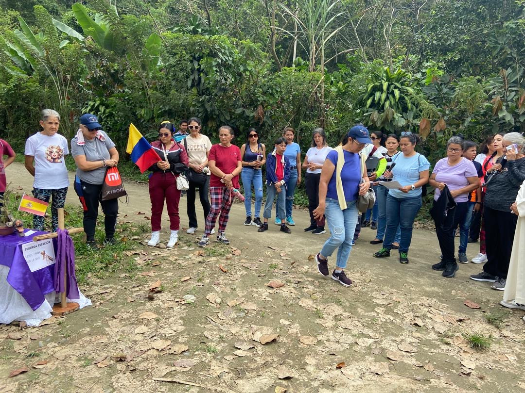 Diario Frontera, Frontera Digital,  Regionales, ,El momento más conmovedor del recorrido ocurrió durante la meditación de las estaciones, las cuales estuvieron dedicadas de manera especial a los diferentes países que han recibido a los migrantes venezolanos,Feligresía zedeña recorrió el Viacrucis con una sentida oración por los migrantes venezolanos