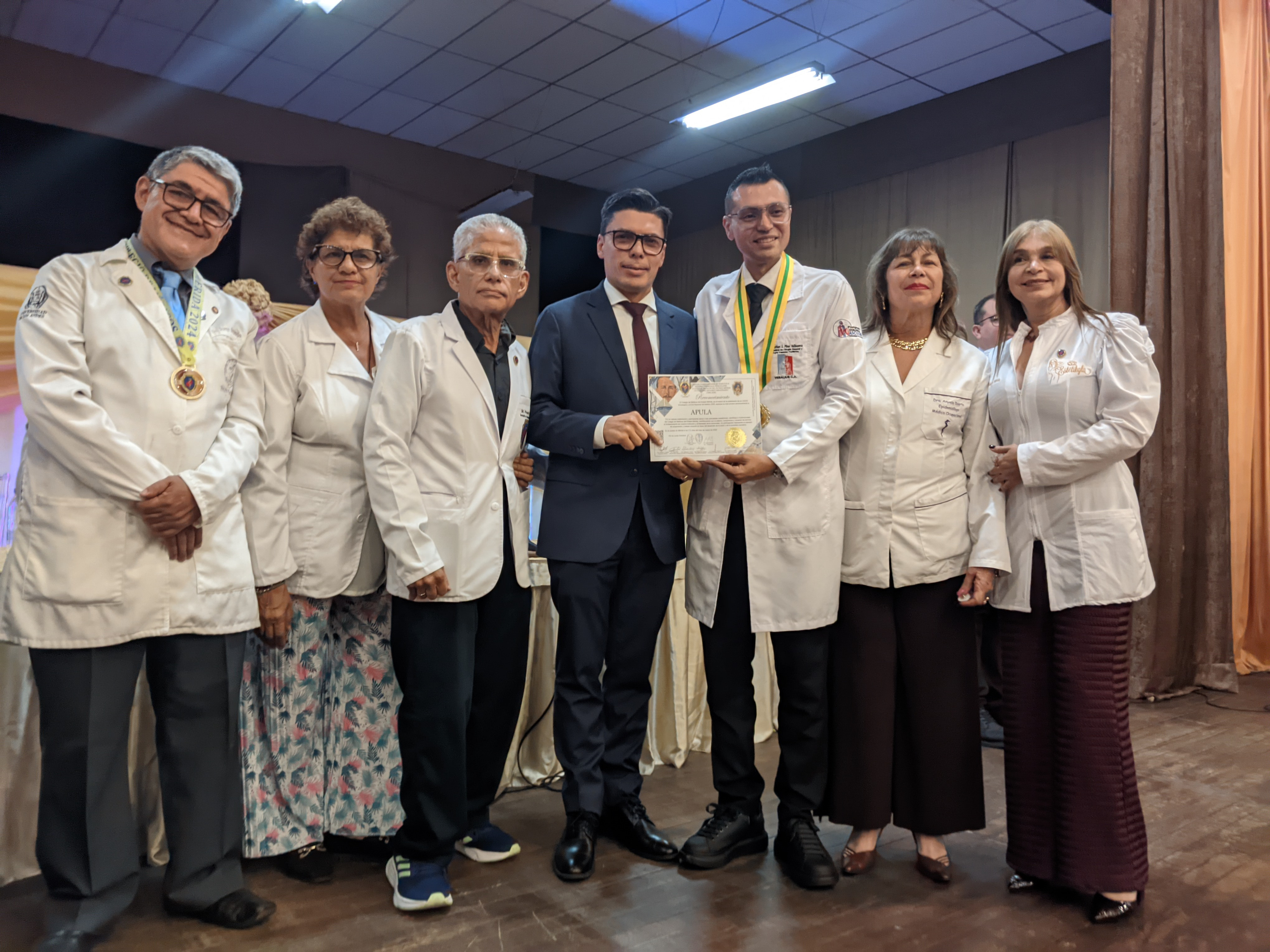 Diario Frontera, Frontera Digital,  Regionales, ,Dr. Virgilio Castillo recibió, en nombre de los profesores ulandinos, un reconocimiento especial durante el acto central del Día del Médico. Foto: Prensa Apula IPP,Apula e IPP recibieron distinción del Colegio de Médicos de Mérida