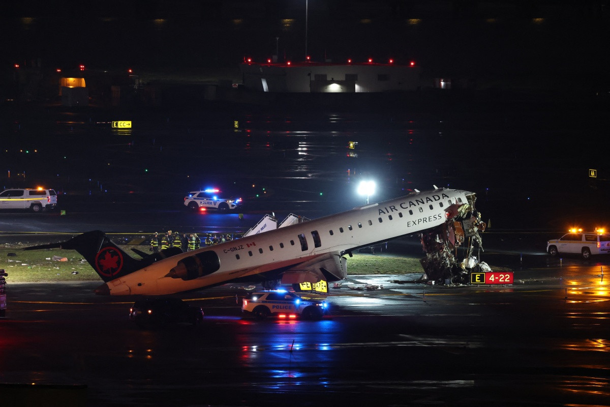 Diario Frontera, Frontera Digital,  Internacionales, ,La autoridad de manejo de emergencias de Nueva York advirtió que habría "cancelaciones, cierres de carretera (y) atrasos en el tráfico" cerca del aeropuerto.,Dos muertos tras colisión entre un avión y un camión de bomberos 
en aeropuerto de Nueva York