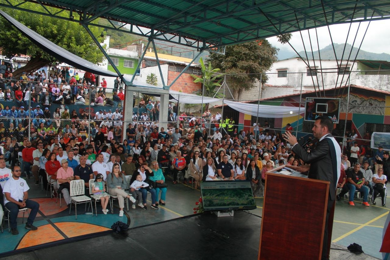 Diario Frontera, Frontera Digital,  Regionales, ,La máxima autoridad municipal destacó que la inversión anual priorizó la infraestructura y vialidad con un 33 %, seguida de la atención social con un 16 %. Bajo el esquema de las 7 Transformaciones, se logró la colocación de 760 toneladas de asfalto en bacheo y pavimentación, la modernización del alumbrado público con tecnología LED y el mantenimiento preventivo de acueductos rurales, sistemas de drenaje y alcantarillado en toda la jurisdicción,Alcalde Nelson Álvarez presentó Memoria y Cuenta 2025