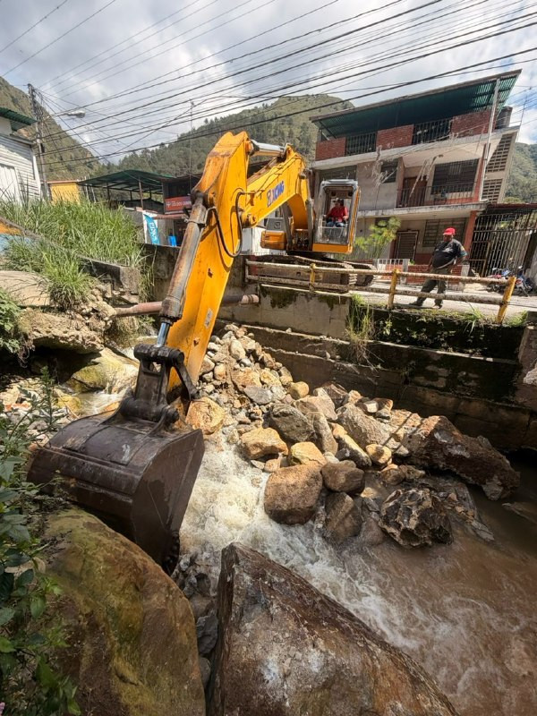Diario Frontera, Frontera Digital,  Regionales, ,Manuel Morantes, director de Vialidad y Transporte, detalló que la intervención comenzó con el movimiento de tierras para permitir la construcción de un muro donde está la Posada El Remanso,Alcaldía de Mérida ejecuta dragado y reforzamiento de taludes en el río Milla