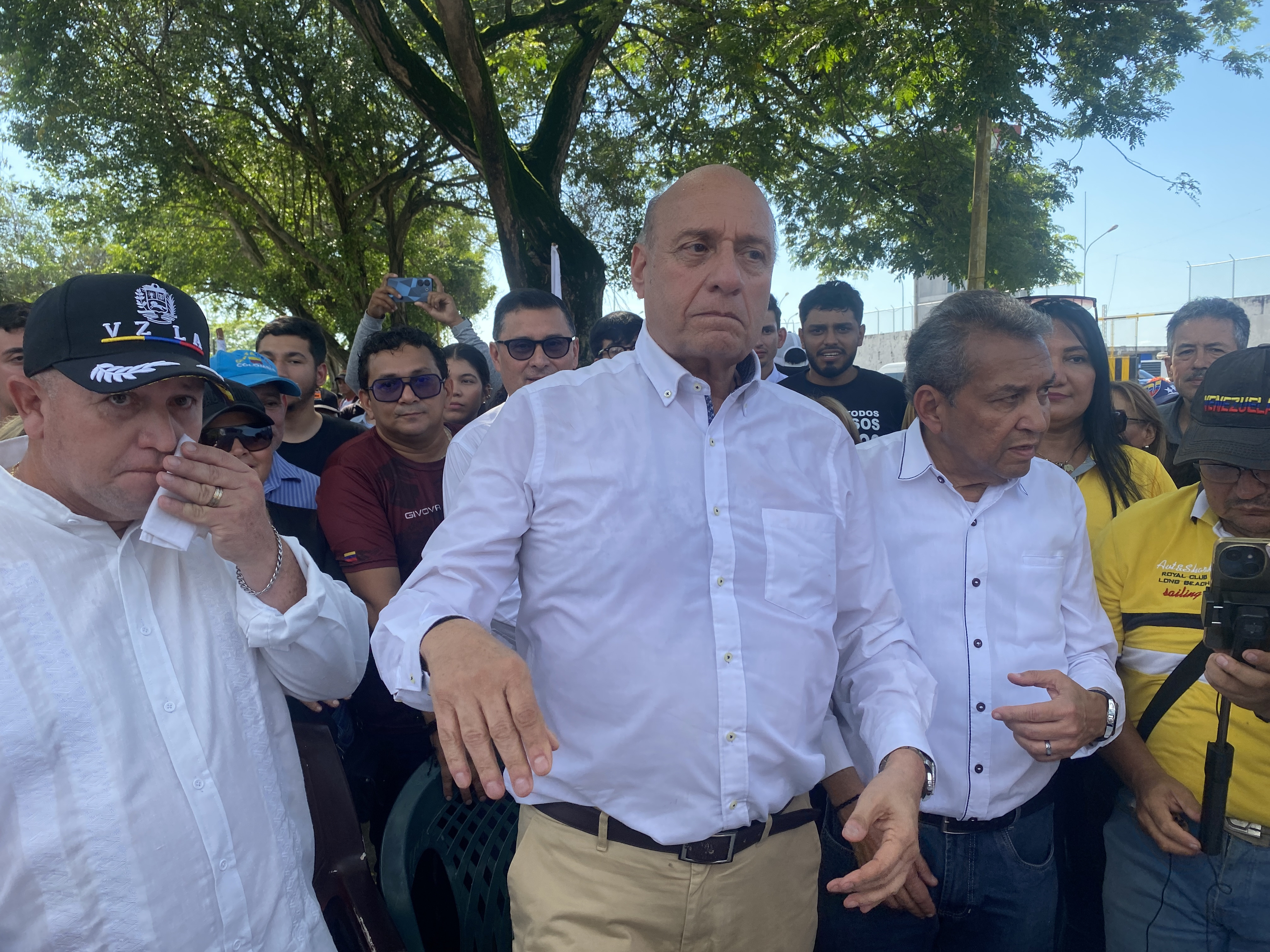 Diario Frontera, Frontera Digital,  Politica, El Vigía Panamericana, ,"Sus oraciones y esta expresión de afecto vencieron y rompieron los barrotes de El Helicoide; hoy estoy libre no por una concesión, sino porque jamás cometí un delito", sentenció Dávila al iniciar sus declaraciones,Williams Dávila Barrios a su llegada a  El Vigía 
"Vengo a contribuir para que la gente pierda el miedo"