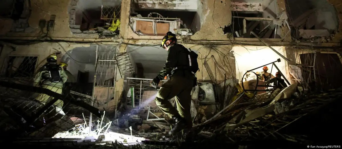 Diario Frontera, Frontera Digital,  Internacionales, ,Un soldado israelí inspecciona el edificio golpeado en Dimona, en el sur del país.. Foto: DW,Irán ataca nuevamente el sur de Israel: 64 heridos