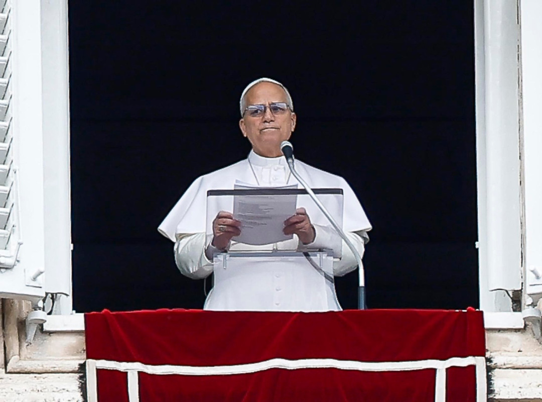 Diario Frontera, Frontera Digital,  Internacionales, ,El papa León XIV dirige el rezo del Ángelus desde la ventana del Palacio Apostólico con vistas a la plaza de San Pedro, Ciudad del Vaticano. | Foto: EFE/EPA/ANGELO CARCONI,El papa dice que guerras como la de Medio Oriente son un escándalo para la humanidad