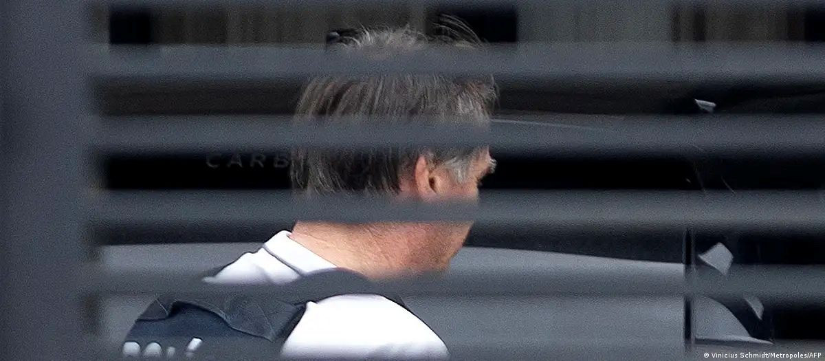Diario Frontera, Frontera Digital,  Internacionales, ,El expresidente brasileño a su llegada a casa tras salir del hospital.,Bolsonaro sale del hospital a cumplir prisión domiciliaria