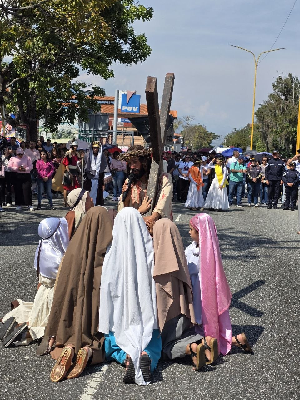 Diario Frontera, Frontera Digital,  Regionales, ,El trayecto inició en el Colegio La Salle y contó con 14 estaciones ubicadas en distintas instituciones públicas y privadas, las cuales fueron escenificadas por la Pasión Viviente de La Milagrosa, culminando en la sede municipal con una eucaristía presidida por el padre Edduar Molina,Viacrucis "Camino de Esperanza" se efectuó este Viernes de Dolores
