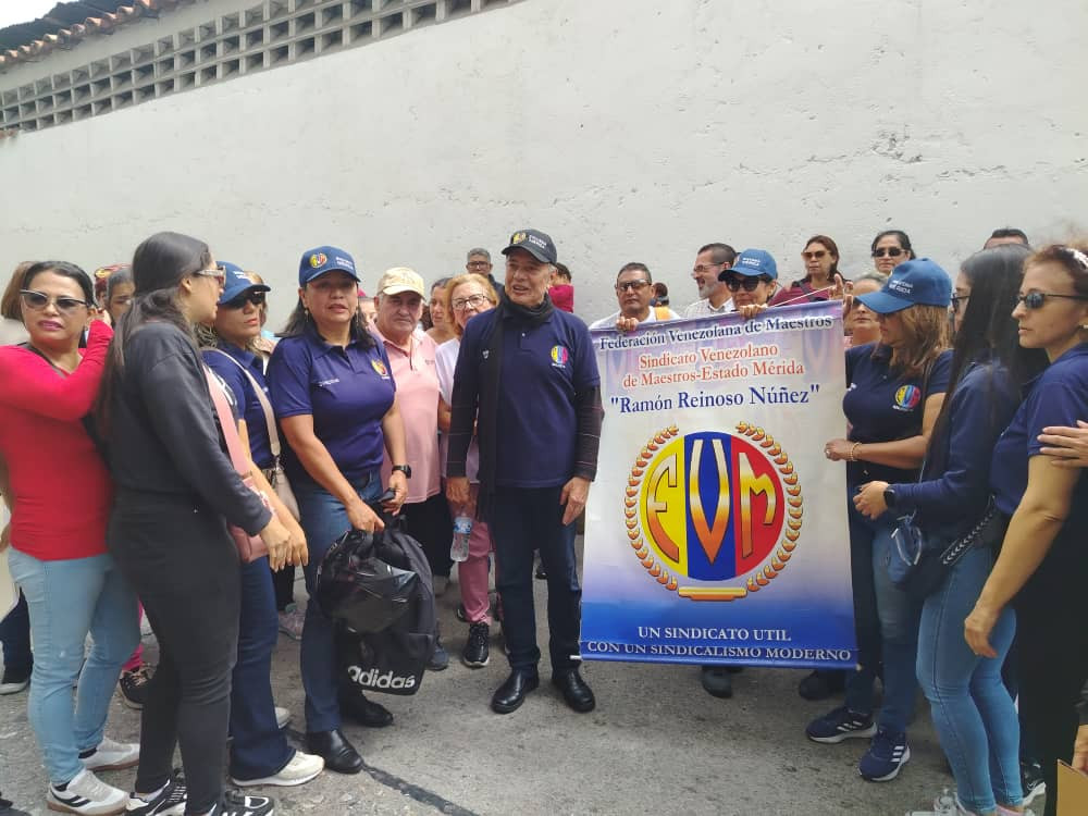 Diario Frontera, Frontera Digital,  Regionales, ,En una jornada de movilización, diversos gremios del sector educativo se concentraron frente a la sede de la Inspectoría del Trabajo en el estado Mérida para consignar un documento de exigencias laborales, centrado en la recuperación del poder adquisitivo y el respeto a los años de servicio de los docentes,Docentes protestan ante la Inspectoría del Trabajo por salarios dignos y jubilaciones