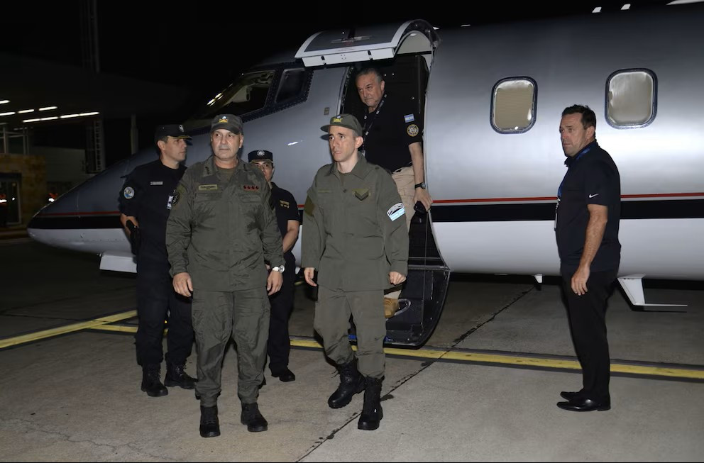Diario Frontera, Frontera Digital,  Internacionales, ,La llegada de Gallo estuvo cargada de emotividad. Apenas salió vestido con el uniforme de fajina, el gendarme pudo abrazar a su hijo y se fundió en un abrazo con su pareja. Luego, su madre, Griselda lo abrazó, lo besó y lloró con una mezcla de alivio,Nahuel Gallo regresó a la Argentina tras 448 días 
como rehén del gobierno de Nicolás Maduro
