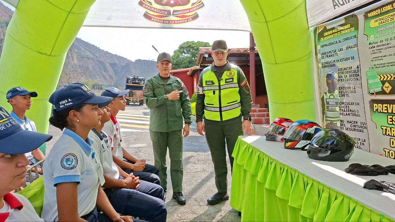 Diario Frontera, Frontera Digital,  Regionales, ,El comandante de la ZODI 22 Mérida, Bencir Guerrero, informó sobre el despliegue de seguridad y prevención que se mantiene activo en el Punto de Atención al Ciudadano (PAC) en la alcabala de Las González, en el municipio Campo Elías,Refuerzan orientación vial y ciudadana en puesto de control de Las González