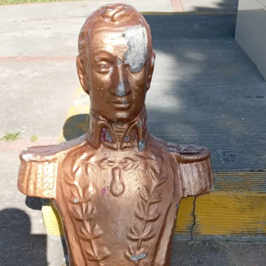 Diario Frontera, Frontera Digital,  El Vigía Panamericana, ,Derrumban busto de Bolívar en la palmita de El Vigía