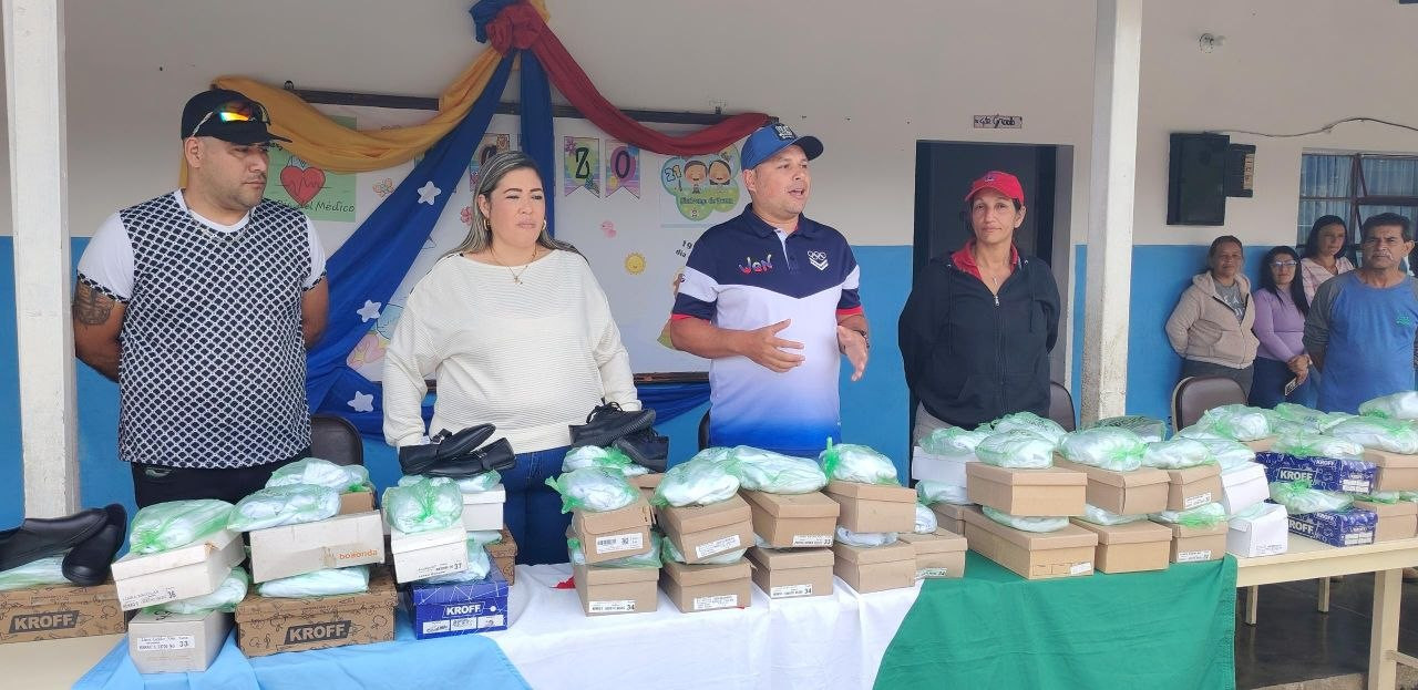 Diario Frontera, Frontera Digital,  Regionales, ,Ricardo Peñuela, secretario ejecutivo del Consejo Local de Planificación Pública (CLPP), destacó que la entrega favorece a 115 estudiantes de la E. B. José Trinidad Maldonado y a más de 290 niños y niñas de la E. B. Miguel Cervantes,Alcaldía de Mérida entregó uniformes escolares en la parroquia Arias Cuenca