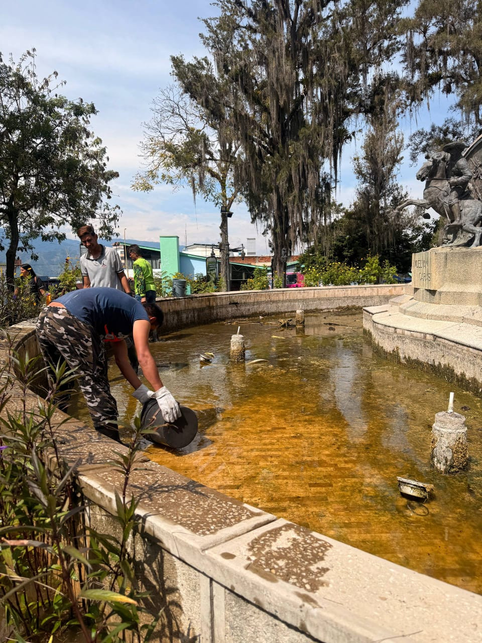 Diario Frontera, Frontera Digital,  Regionales, ,Ray Vielma, presidente del Parque Metropolitano Albarregas, destacó que el operativo incluye el mantenimiento intensivo de las áreas verdes y el saneamiento de espacios vulnerables,Alcaldía de Mérida inició rehabilitación integral de la Plaza Glorias Patrias