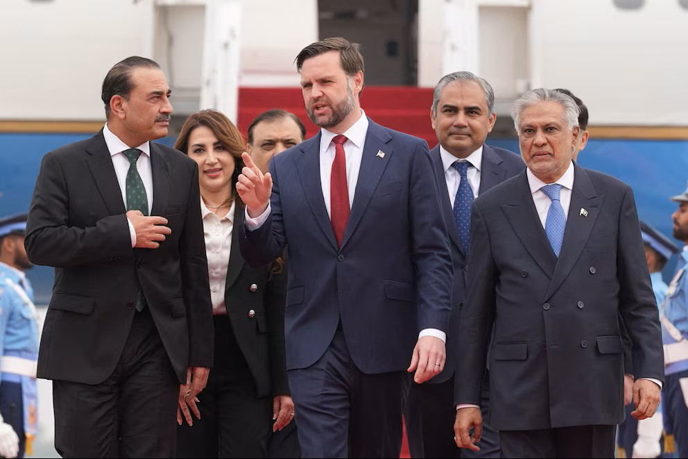 Diario Frontera, Frontera Digital,  Internacionales, ,El vicepresidente de Estados Unidos, JD Vance, camina junto al jefe de las Fuerzas de Defensa y jefe del Estado Mayor del Ejército de Pakistán, el mariscal de campo Asim Munir, y el viceprimer ministro y ministro de Asuntos Exteriores pakistaní, Mohammad Ishaq Dar, tras su llegada a Islamabad (Jacquelyn Martin/REUTERS),La prensa iraní informó que comenzaron las conversaciones de paz con Estados Unidos en Islamabad