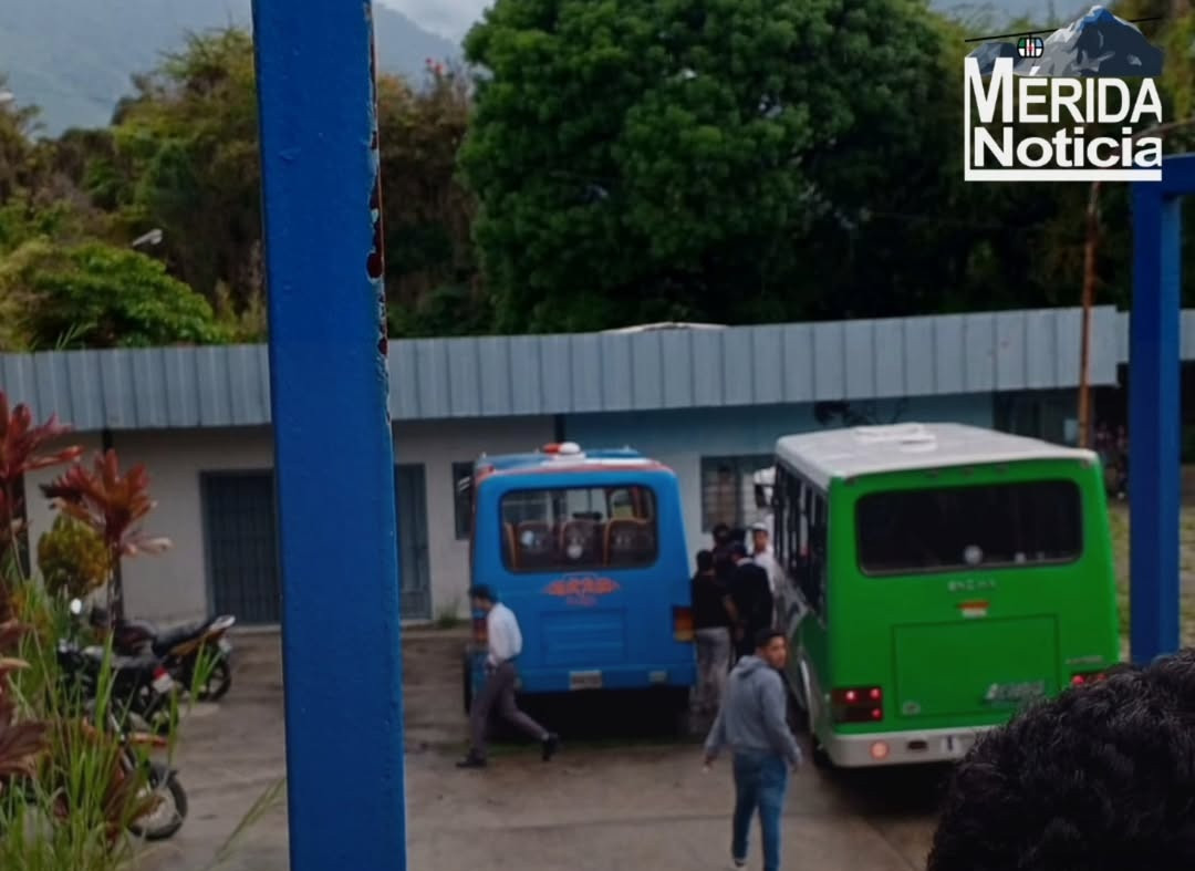 Diario Frontera, Frontera Digital,  Regionales, ,Estudiantes ulandinos retuvieron unidades de transporte público ante negativa de chóferes de aceptar el pasaje preferencial en Mérida