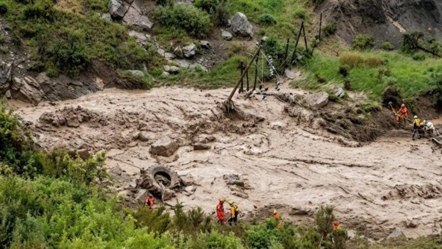 Diario Frontera, Frontera Digital,  Nacionales, ,Rescataron a 45 turistas que estaban atrapados en un balneario tras un deslizamiento de tierra en Lara
