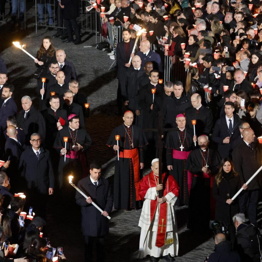 Diario Frontera, Frontera Digital,  Internacionales, ,León XIV recupera la tradición de portar la cruz en multitudinario viacrucis en el Coliseo