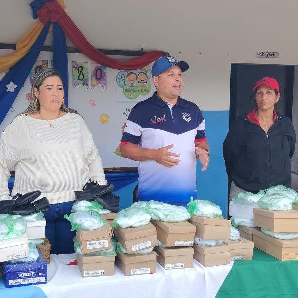 Diario Frontera, Frontera Digital,  Regionales, ,Alcaldía de Mérida entregó uniformes escolares en la parroquia Arias Cuenca