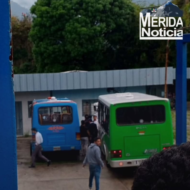 Diario Frontera, Frontera Digital,  Regionales, ,Estudiantes ulandinos retuvieron unidades de transporte público ante negativa de chóferes de aceptar el pasaje preferencial en Mérida