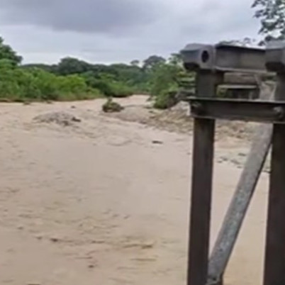 Diario Frontera, Frontera Digital,  El Vigía Panamericana, ,Desbordamiento del río Guaruríes amenaza 
bases del puente de guerra que une a la Panamericana