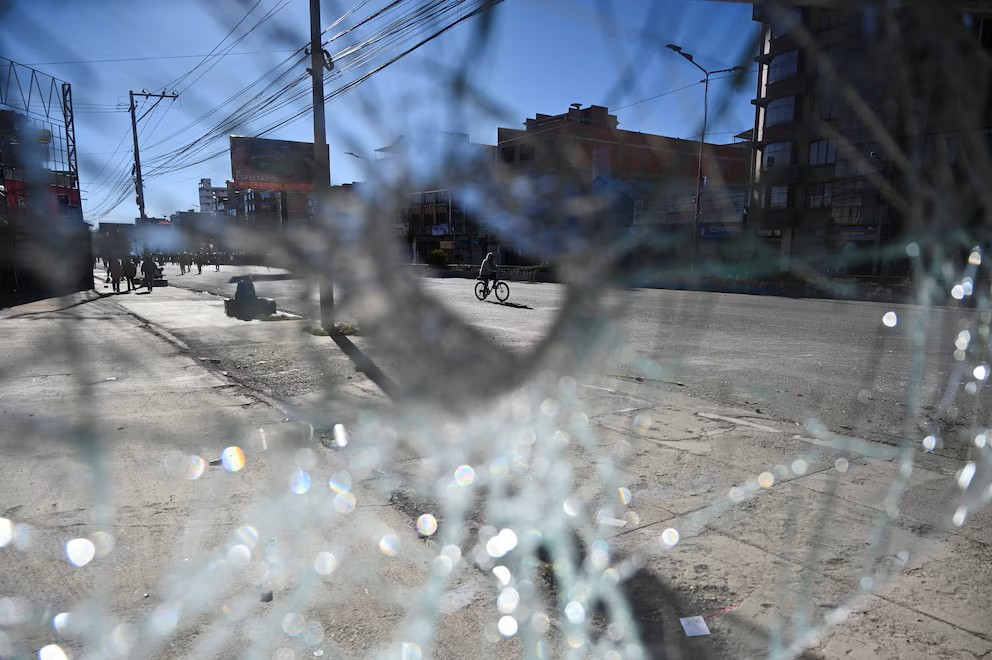 Diario Frontera, Frontera Digital,  Internacionales, ,El operativo Corredor Humanitario inició a las 2:00 am y dejó 47 detenidos, cinco heridos y puntos de bloqueo activos en La Paz. (REUTERS/Claudia Morales),Crisis en Bolivia: la ciudad de La Paz continúa bloqueada 
por los movimiento sindicales pese a los operativos militares y policiales