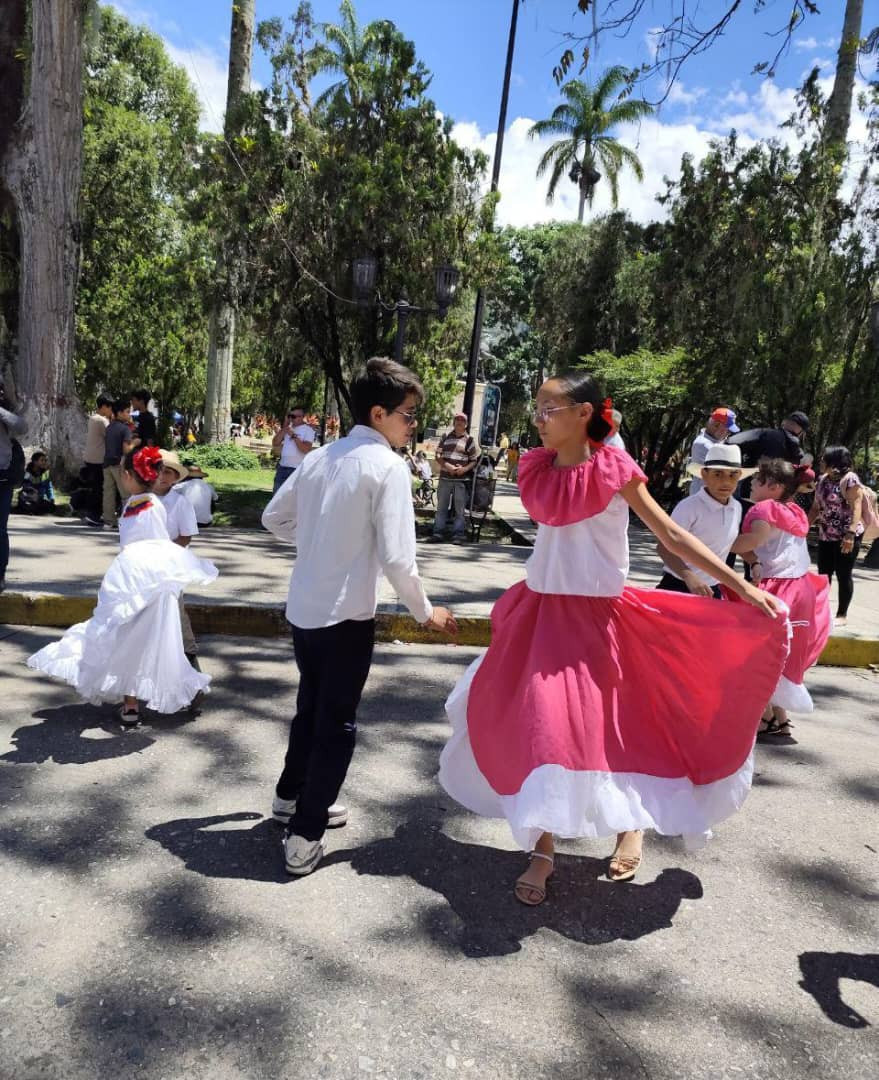 Diario Frontera, Frontera Digital,  Regionales, ,Jimmy Villarreal, coordinador de cultura de la Zona Educativa en el municipio, informó que la actividad logró una convocatoria histórica con la participación de más de 150 instituciones educativas,Mérida exalta su identidad con la séptima edición del "Joropazo"