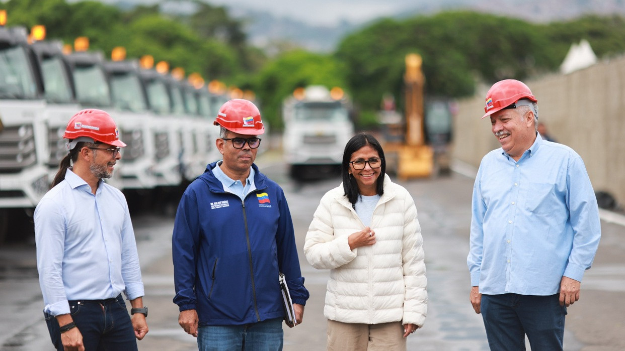 Diario Frontera, Frontera Digital,  Nacionales, ,En el marco de esta entrega, Rodríguez formuló un llamado a la conciencia y mitigación de riesgos, en este sentido apuntó que la eficiencia de los nuevos equipos debe ir de la mano con la colaboración de la población,Presidenta encargada entrega lote de camiones para fortalecer 
flota de recolección de desechos sólidos en 11 estados del país