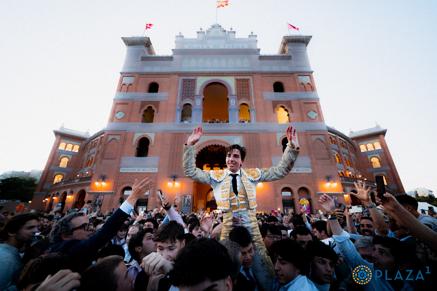 Diario Frontera, Frontera Digital,  Entretenimiento, ,Y con la ambición imprescindible para tocar corazones y puertas. Por la Grande de Madrid se marchó el debutante tras matar de un sopapo al sexto,Tarde a todo gas en Las Ventas: de la cornada a Vilau a la Puerta Grande de Norte