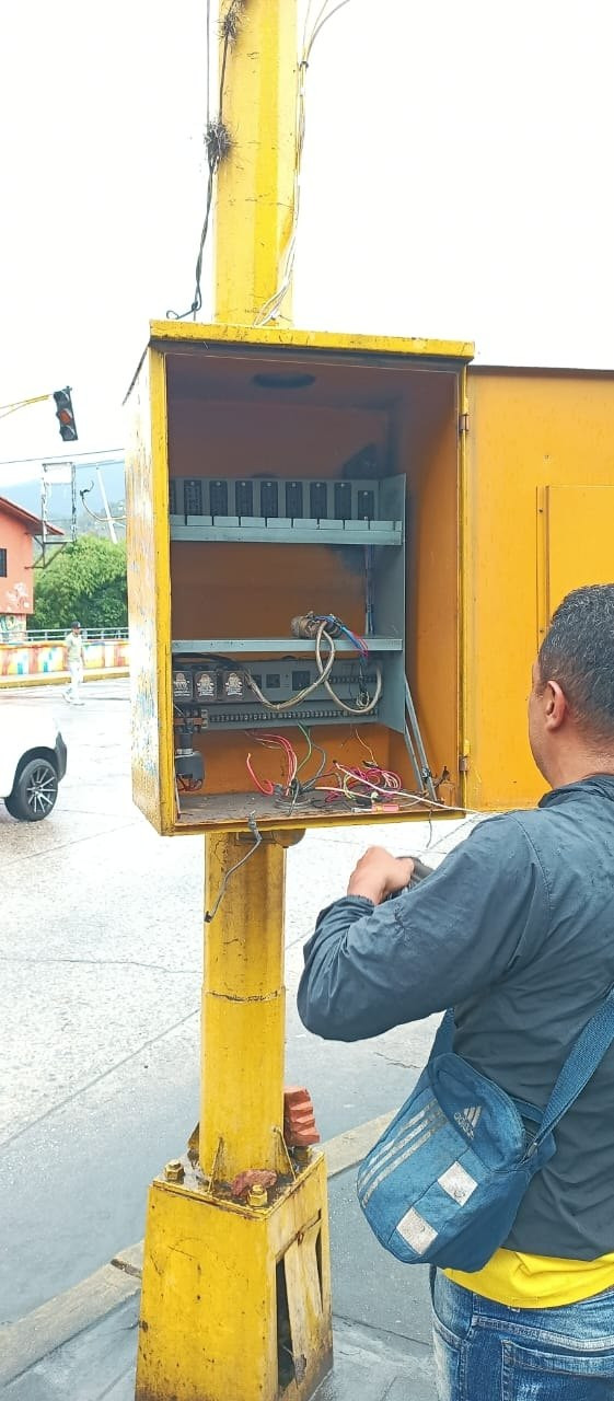 Diario Frontera, Frontera Digital,  Regionales, ,Este plan de mantenimiento y embellecimiento responde a las políticas de inversión social, impulsadas de manera articulada entre el gobierno del presidente Nicolás Maduro, la presidenta encargada Delcy Rodríguez, el gobernador Arnaldo Sánchez y el alcalde Nelson Álvarez,Alcaldía de Mérida mantiene labores de semaforización y poda para la seguridad vial