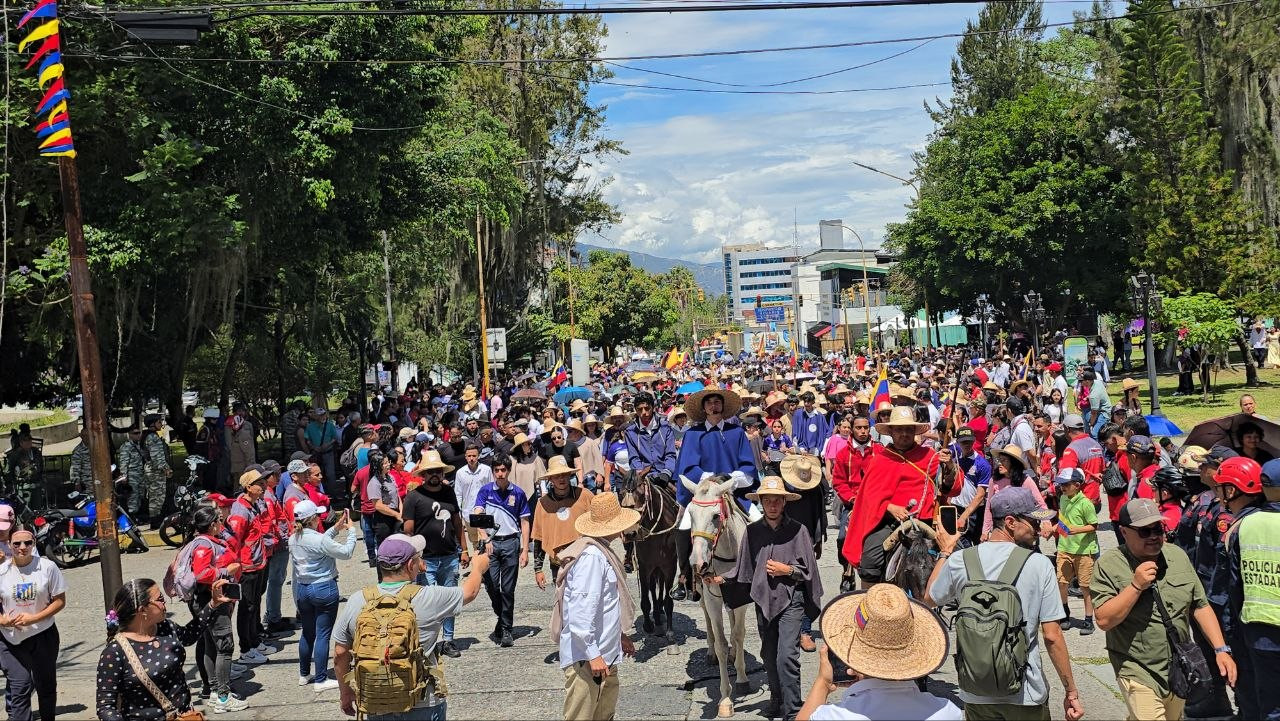 Diario Frontera, Frontera Digital,  Regionales, ,Con un elenco de 26 actores y más de 400 extras, en su mayoría estudiantes del Liceo Libertador, la ciudad revivió el momento en que 500 valientes merideños se unieron al ejército emancipador. "Vamos a seguir proclamando la libertad por siglos",Mérida revivió la gloria de Bolívar con orgullo y patriotismo