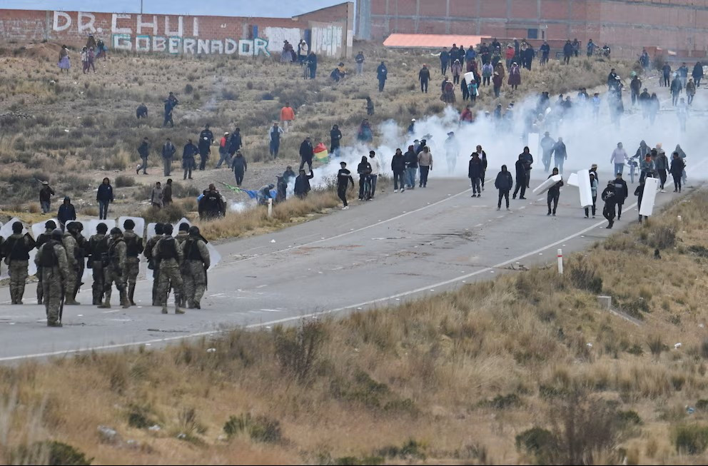Diario Frontera, Frontera Digital,  Internacionales, ,Fuerzas de seguridad bolivianas lanzan gas lacrimógeno durante protestas contra el Gobierno de Rodrigo Paz (REUTERS),El Senado de Bolivia derogó la ley que regulaba el estado de excepción 
en plena escalada de protestas y bloqueos