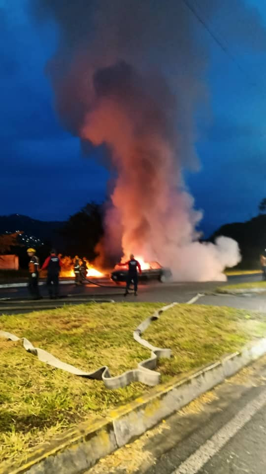 Diario Frontera, Frontera Digital,  Sucesos, ,Vehículo quedó reducido a cenizas tras incendiarse en la avenida Domingo Alberto Rangel en Tovar