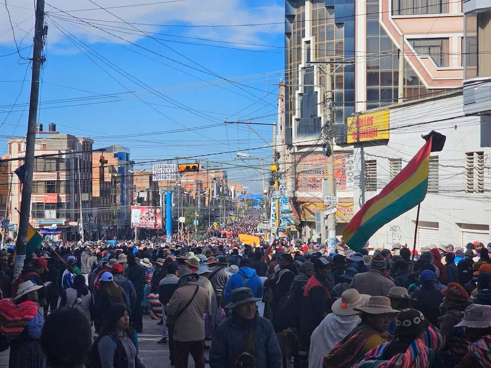 Diario Frontera, Frontera Digital,  Internacionales, ,En rechazo a estas movilizaciones, decenas de ellos marcharon este martes con banderas blancas por el centro histórico de La Paz con consignas como “queremos trabajar” y “por culpa del bloqueo estamos en las calles”.,Protestas en Bolivia: los bloqueos causan pérdidas millonarias 
y agravan el desabastecimiento en sectores productivos clave