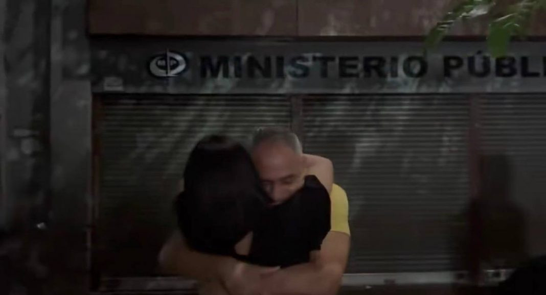 Diario Frontera, Frontera Digital,  Nacionales, ,Vestidos de color amarillo, tras un largo juicio, en el cual fueron asistidos por el Foro Penal, salieron del palacio de justicia los funcionarios castrenses,Otorgan libertad plena a los 7 militares vinculados al «caso paracaidistas»