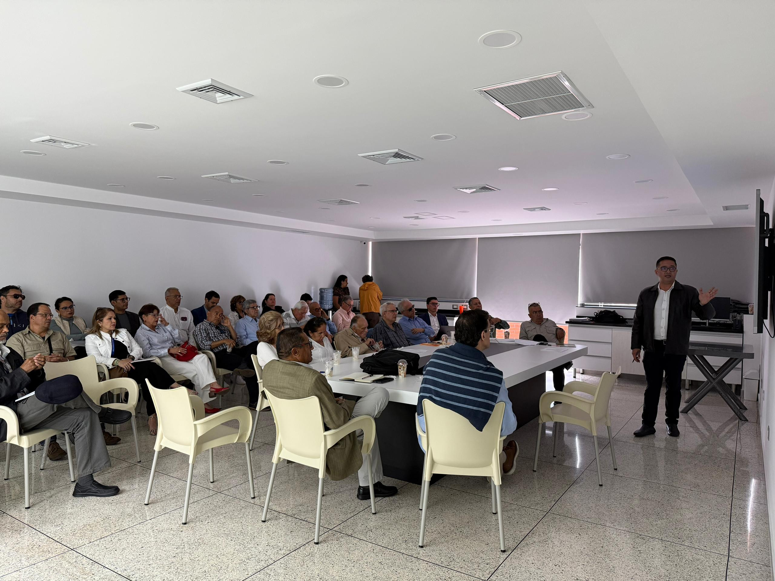 Diario Frontera, Frontera Digital,  Regionales, ,Momento de la entrega del informe de Auditoría, efectuado por M & Asociados Servicios Empresariales, C.A. a la Apula, como ente fundador de Fonprula. Foto: Cortesía,Auditoría externa confirma solidez patrimonial y social de Fonprula