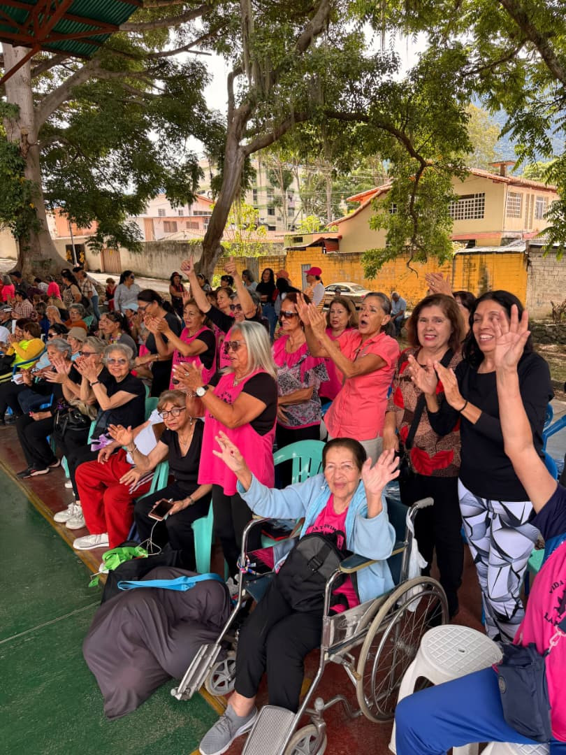 Diario Frontera, Frontera Digital,  Regionales, ,Jacqueline Betancourt, jefa de la Unidad de Atención para el Adulto Mayor, detalló que la jornada sirvió como clausura formal a la "Semana del Adulto Mayor", que congregó a unos 250 abuelos de ocho clubes distribuidos en seis parroquias locales,Adultos mayores de Mérida celebraron su día con actividades recreativas y deportivas
